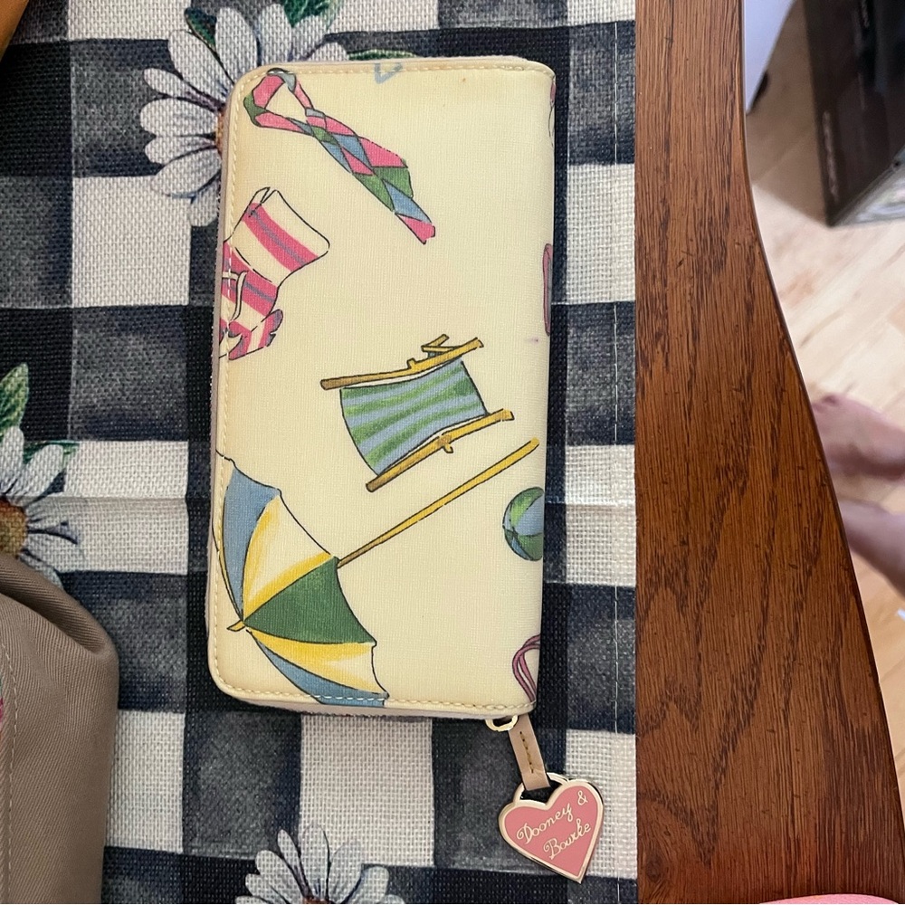 SOLD-Dooney and Bourke white Miami Beach zip wallet